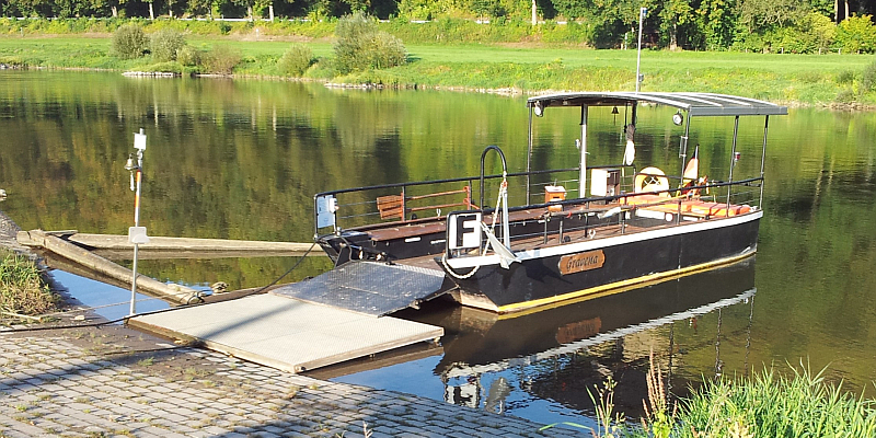 Weserwiesen Landschaft mit Solarfähre Grave